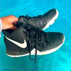 Nike Kyrie 5 Black Magic   Size 6 Y